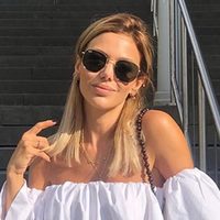 Evangelina Anderson se sentó y lentamente mostró escotazo infinito. ¿Te lo vas a perder?