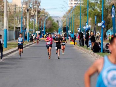 Arrancó la Corrida Aniversario de Roca, con un amplio público
