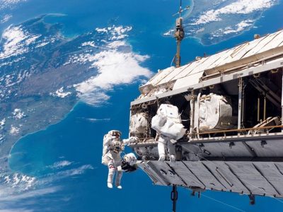 Fotografían desde la Tierra a astronautas que caminaban fuera de la Estación Espacial Internacional