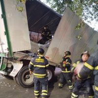 Tráiler provoca caos vial al quedar atorado en Viaducto y Tlalpan