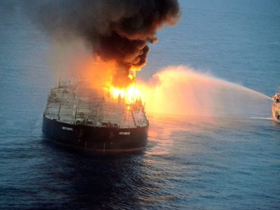 Arde un carguero con 270.000 toneladas de crudo y amenaza al Índico