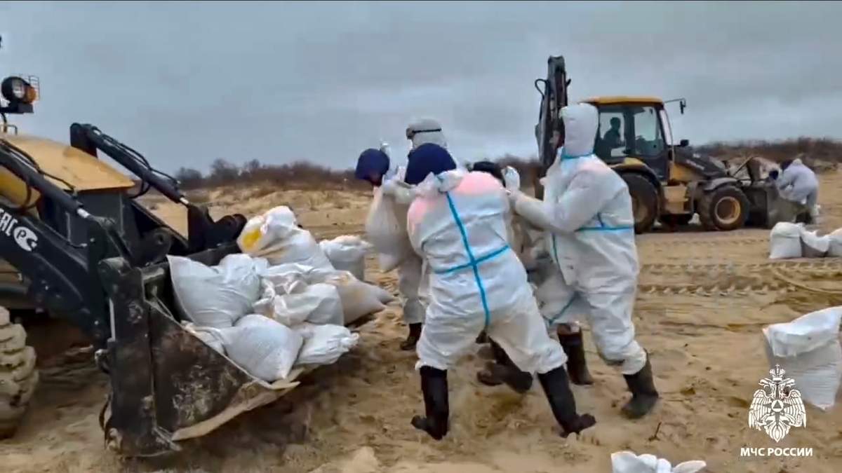 Trabajadores tratando de limpiar el derrame petrolero en la región rusa de Krasnodar