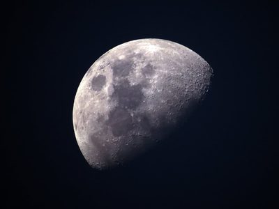 En un futuro, los astronautas podrían beber el agua congelada de la Luna