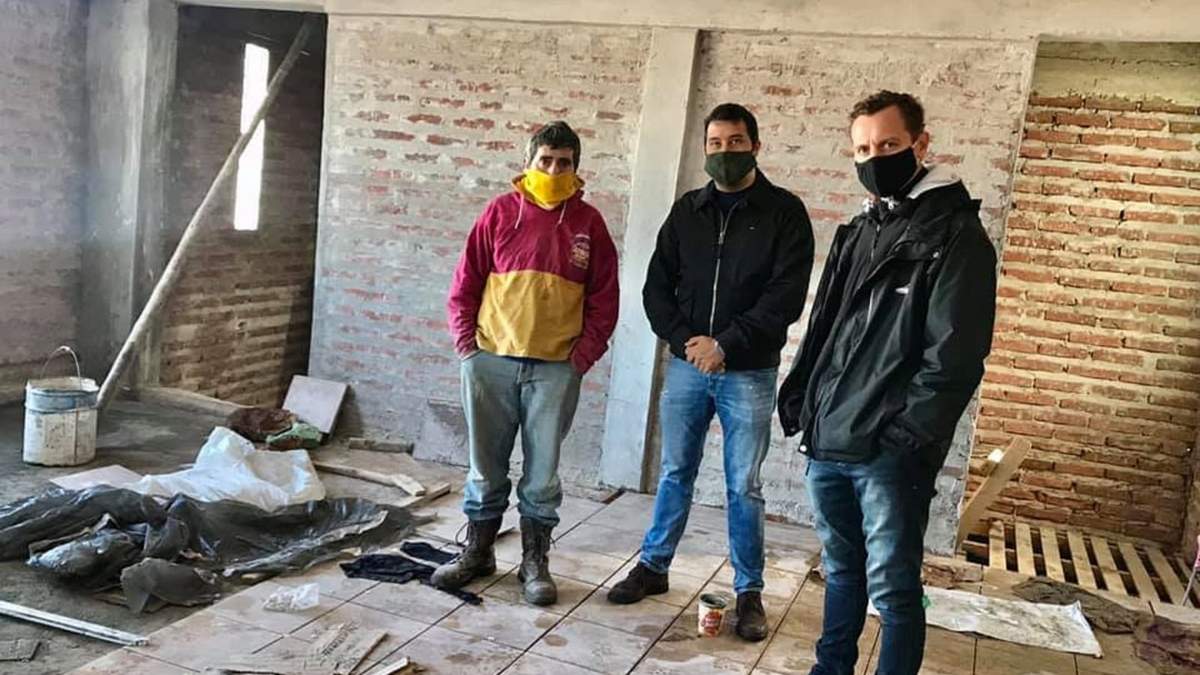 El intendente de Zapala visitó la obra de ampliación de la "Casita del Camino Sur". Fuente: (Twitter)