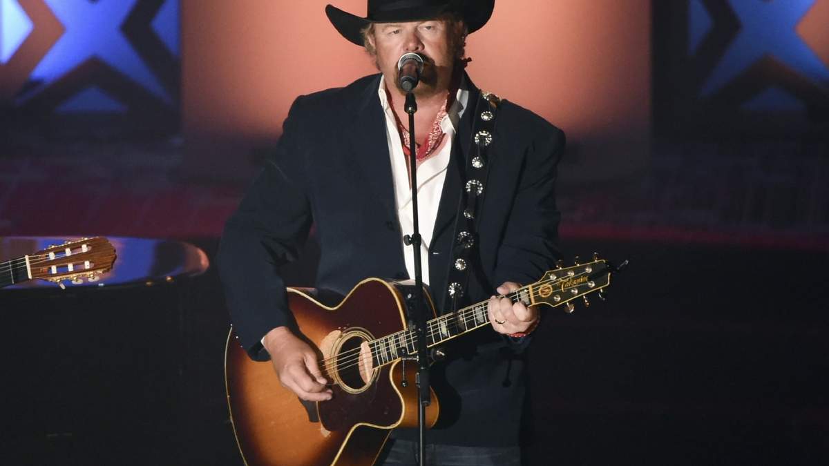 ARCHIVO - Toby Keith actúa en la 46ta Gala del Salón de la Fama de Compositores en el Marriott Marquis, el 18 de junio de 2015, en Nueva York. El cantante y compositor de "Beer For My Horses" Toby Keith ha muerto. Tenía 62 años