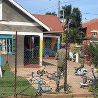 Hombre armado con machete ataca una guardería ugandesa y mata a 4 niños