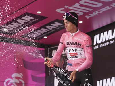 Isaac del Toro mantiene el liderato del Giro de Italia tras 15 etapas