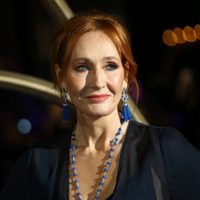 Policía exonera a JK Rowling por tuits contra la ley de tolerancia