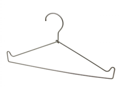 Si encontrás o tenés perchas de metal, aprovechalas para crear esta hermosa corona de Navidad