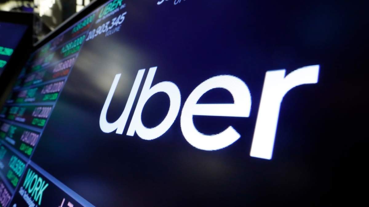 El logo de Uber se ve sobre un puesto de operador en la sala de operaciones en la Bolsa de Nueva York, el 16 de agosto de 2019