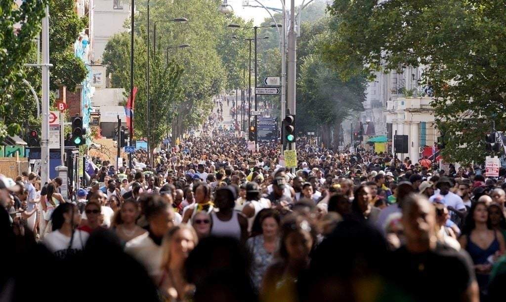 Multitudes en Ladbroke Grove, Londres, durante la celebración del Carnaval de Notting Hill en el oeste de Londres, el 26 de agosto de 2024