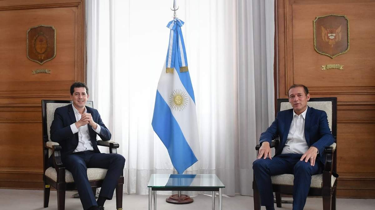 Omar Gutiérrez junto a Wado de Pedro. Fuente: (Twitter)