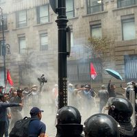 Policías frenan paso de integrantes de la CNTE que intentaban llegar al Zócalo capitalino