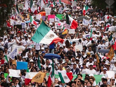Estudiantes de la UNAM marchan contra la reforma judicial de AMLO