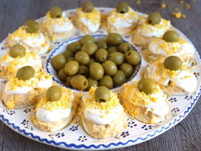 Huevos rellenos con atún: facilísimos de hacer y perfectos para picotear en una juntada
