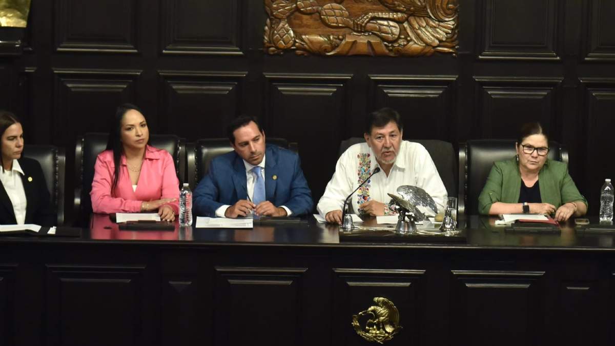 Gerardo Fernández Noroña mientras preside la sesión en Xicoténcatl