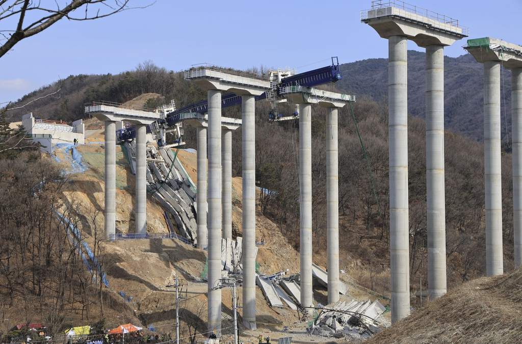 Derrumbe de tramo elevado de una autopista en construcción deja cuatro muertos en Corea del Sur