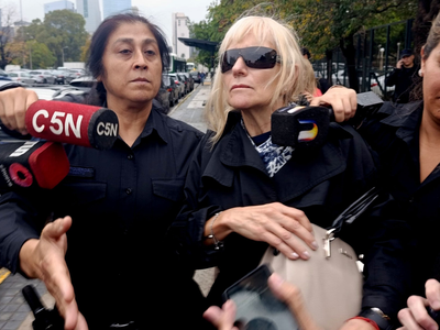 Una de las jubiladas que le prestó dólares a Adorni dijo que su hijo se encargó de la operación