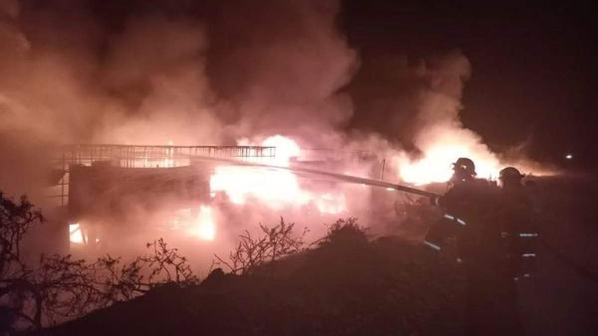 Arduo trabajo de Bomberos para extinguir las llamas del camión. Fuente (Chañar Digital)