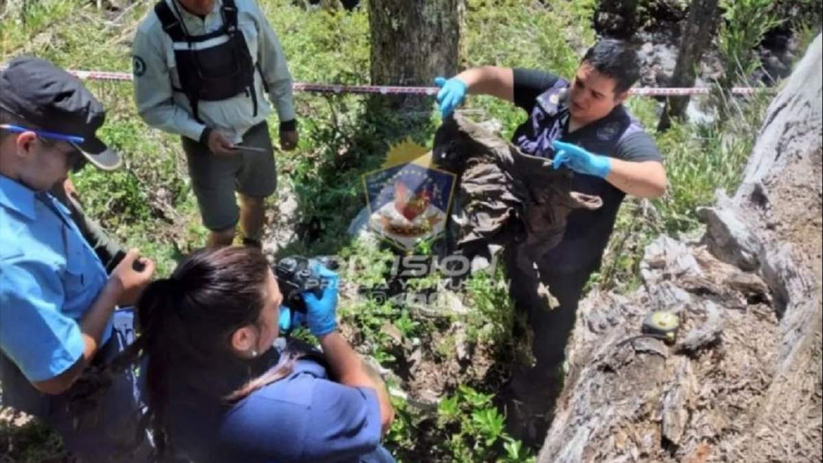 Peritos de la comisaría 23 investigan los restos óseos hallados por turistas. Fuente: (Policía de Neuquén)