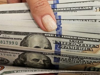 El dólar cerró en alza y quedó cerca del techo de flotación