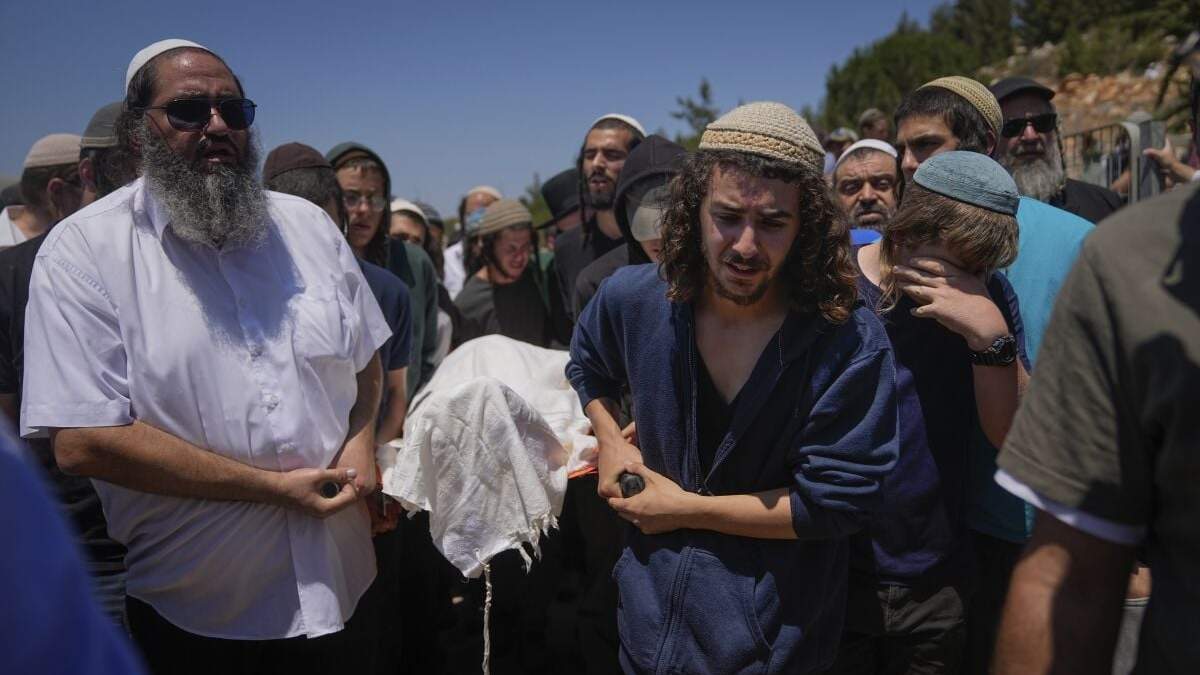Dolientes cargan el cuerpo de Nachman Mordoff, de 17 años, durante su funeral en el asentamiento cisjordano israelí de Shilo, el miércoles 21 de junio de 2023. Mordoff estaba entre cuatro israelíes asesinados por dos palestinos que dispararon el martes contra un restaurante y una gasolinera cerca del asentamiento israelí de Eli, en Cisjordania