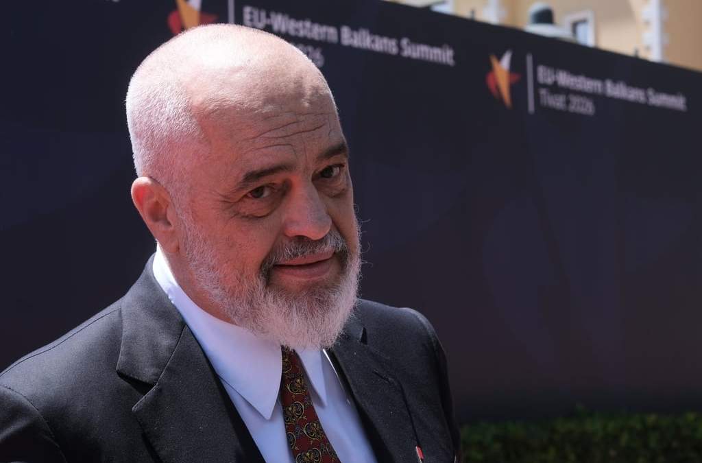 El primer ministro de Albania, Edi Rama, habla con los medios de comunicación a su llegada a la cumbre UE-Balcanes Occidentales en Tivat, Montenegro, el viernes 5 de junio de 2026