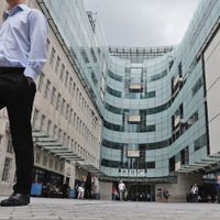 Presentador de la BBC enfrenta acusaciones por pagos a una menor a cambio de fotos sexuales