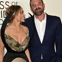 Como "amigos", JLo y Ben Affleck se mostraron juntos en una alfombra roja