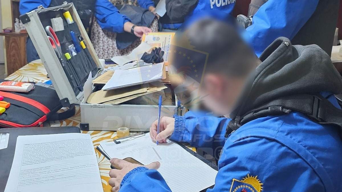 Policías de Delitos Económicos en pleno allanamiento. Fuente: (Policía de Neuquén)
