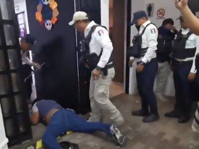 Trifulca entre diputados morenistas en el Congreso de Campeche deja una veintena de detenidos
