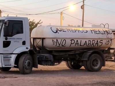 En Centenario mantienen corte de calles y retención de camiones, en reclamo por la falta de agua