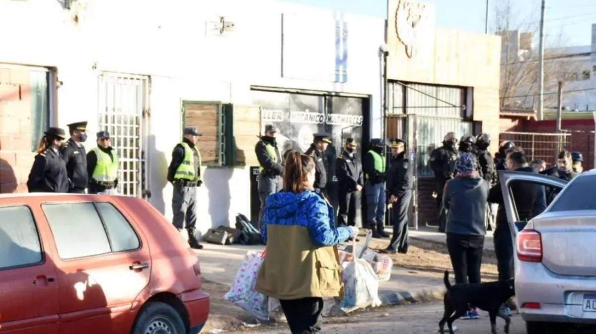 Desalojo en el barrio Huiliches. Fuente: (Twitter)