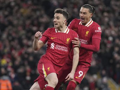 Liverpool, pese a tener un hombre menos, empató 2-2 contra el Fulham