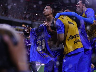 Chivas sale de su racha de dos derrotas al vencer 2-1 a Atlas en el Clásico Tapatío (Videos)