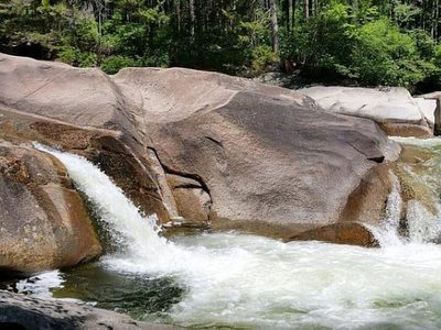 Una mujer se ahoga tratando de salvar a su hijo en una cascada en Nueva Hampshire