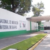 Tras irrupción de centroamericanos, el INM cierra oficinas en Estación Migratoria de Tapachula