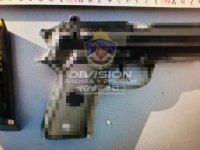Se movilizaban por la ciudad de Neuquén con un arma de fuego, municiones y droga