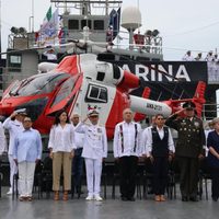 AMLO rinde homenaje a víctimas de “Otis” desde un barco de la Marina