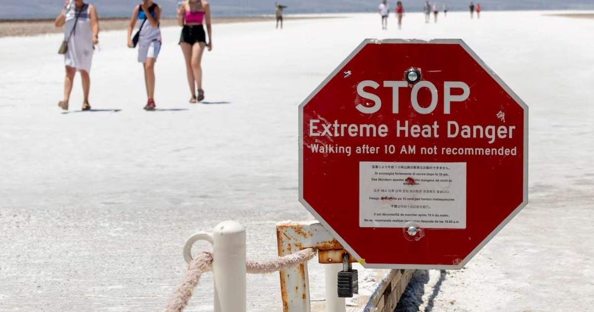 Turistas siguen acudiendo al Valle de la Muerte pese a la letal ola de calor