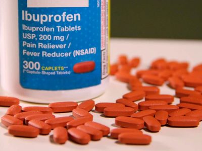 ¿Se puede tomar ibuprofeno para el coronavirus? La respuesta de los médicos