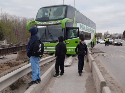 Un colectivo perdió el control en el Puente Carretero y casi se cae directo al río Neuquén