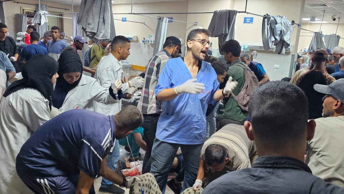 El rebasado Hospital de Nasser en Gaza recibe decenas de heridos por el reciente ataque israelí en un centro de ayuda humanitaria en Khan Younis