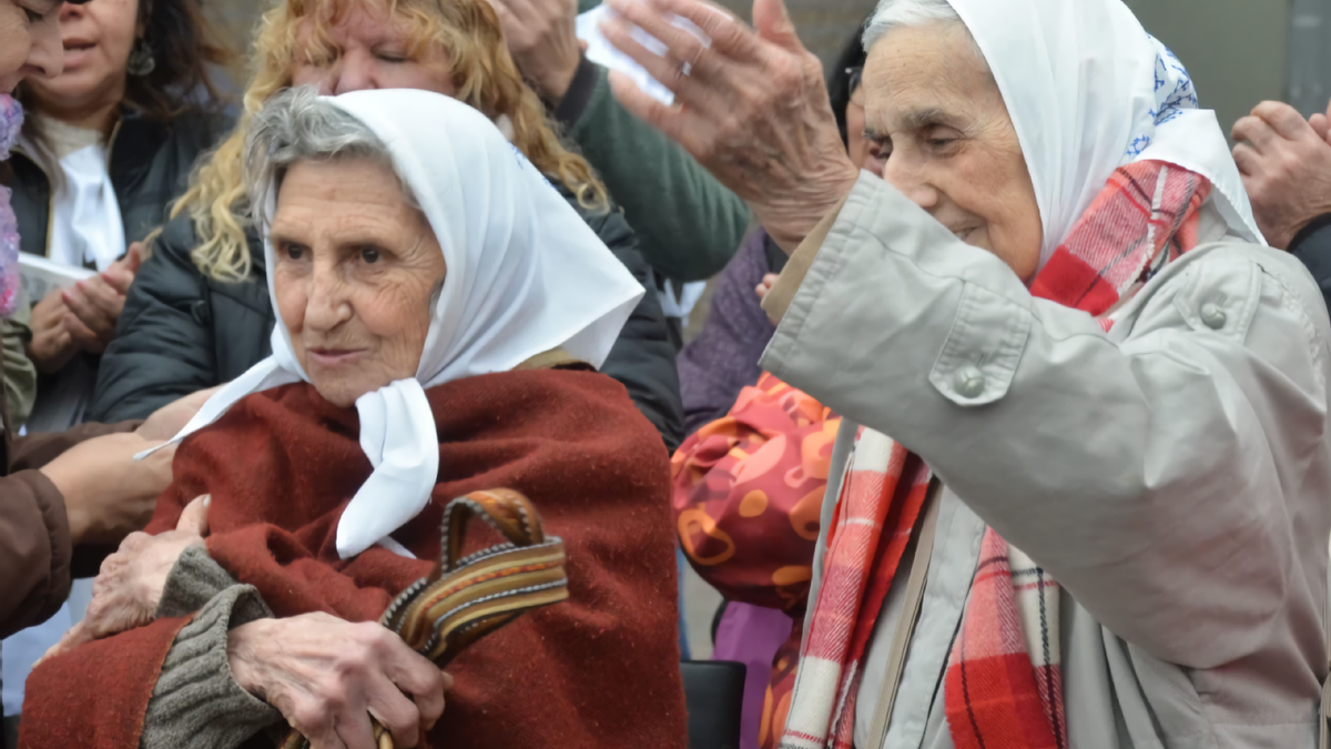 Inés Ragni junto a otra madre en un acto por el Día de la Memoria. Fuente: (Twitter)