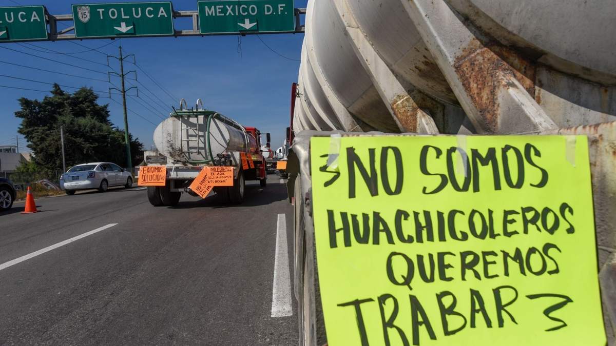 Bloqueo en la México-Toluca a la altura de las Plazas Outlet
