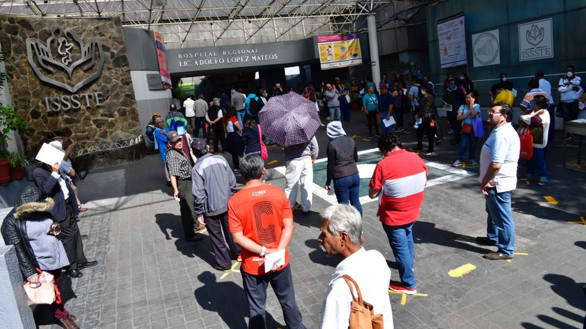 Fila para recoger medicamentos en una clínica del ISSSTE. Foto: Benjamín Flores