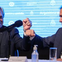 Ni aislamiento ni distanciamiento: la visita de Alberto Fernández despertó el enojo de los neuquinos