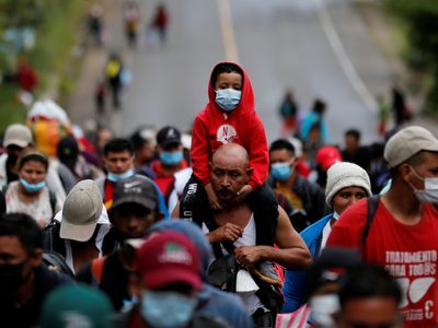 La primera caravana de migrantes del 2021 avanza hacia México