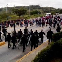 Policías desalojan a golpes a normalistas en Chiapas