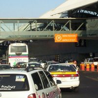 La Cofece sanciona con 23.6 mdp a taxistas del AICM por pactar aumento de tarifas